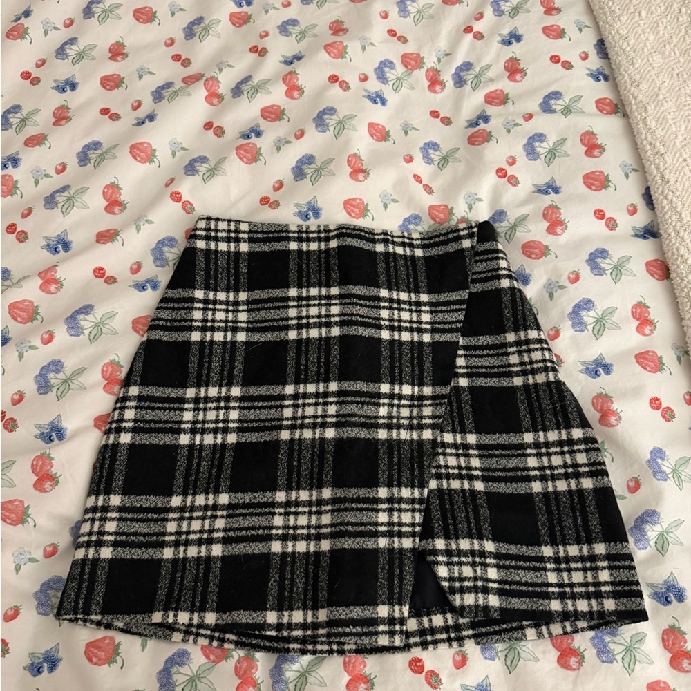 Abercrombie & Fitch Black and White Plaid Mini Skirt